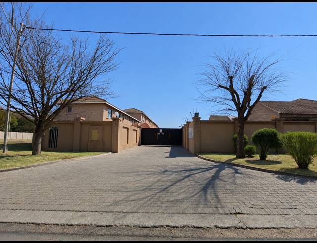 2 BEDROOM FLAT FOR SALE IN THREE RIVERS